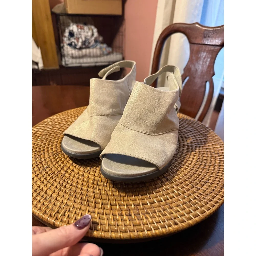 Cloud Footwear Womens Metallic Suede Slingback Block Heel Sandals Beige Size 40